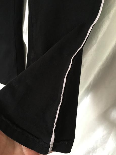 Vel. 110 černé zvonové tenké tepláky, 110