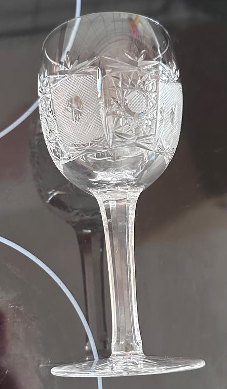 Šest broušených sklenic z křišťálu na víno, 
