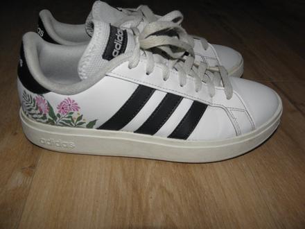 Bílé tenisky s květy zn. adidas vel.38 2/3, adidas,38