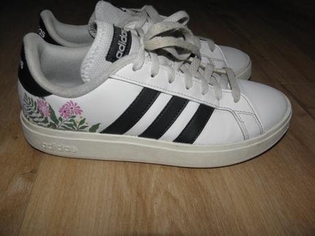 Bílé tenisky s květy zn. adidas vel.38 2/3, adidas,38