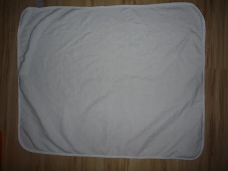 Bílá lehká jemná deka,