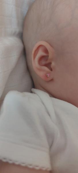 Čím mazat zarudlé ouško po nastřelení náušnice?