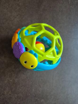 Chrastící míček bright starts +hračky pro nejmenší, 