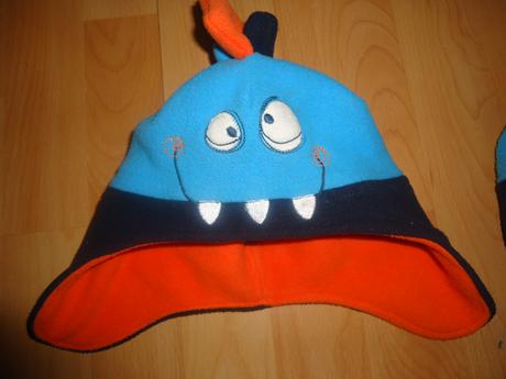 2 zimní čepičky, 92