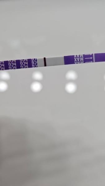 Duch na těhotenském testu. Vidíte ho?