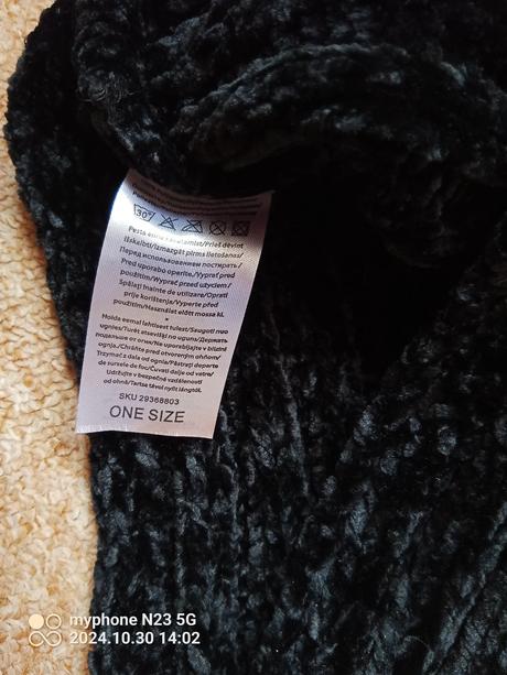 Nákrčník černý,