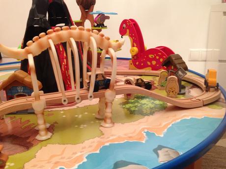 Kidkraft vláčkodráha se stolem - dinosauři, 