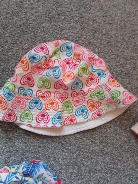 3x klobouk a kšiltovka i jednotlivě, 