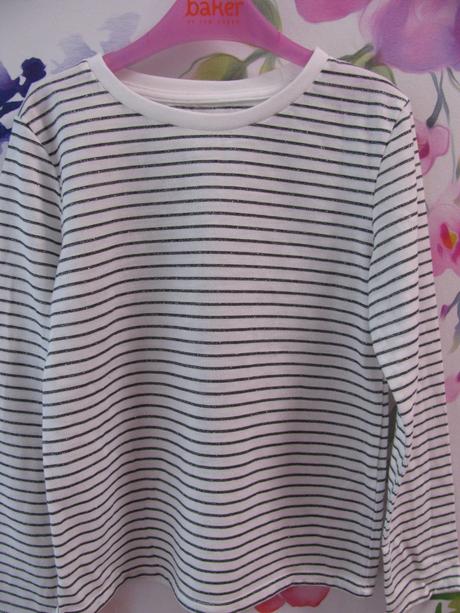 Bílé tričko s černo třpytivými pruhy, primark,128