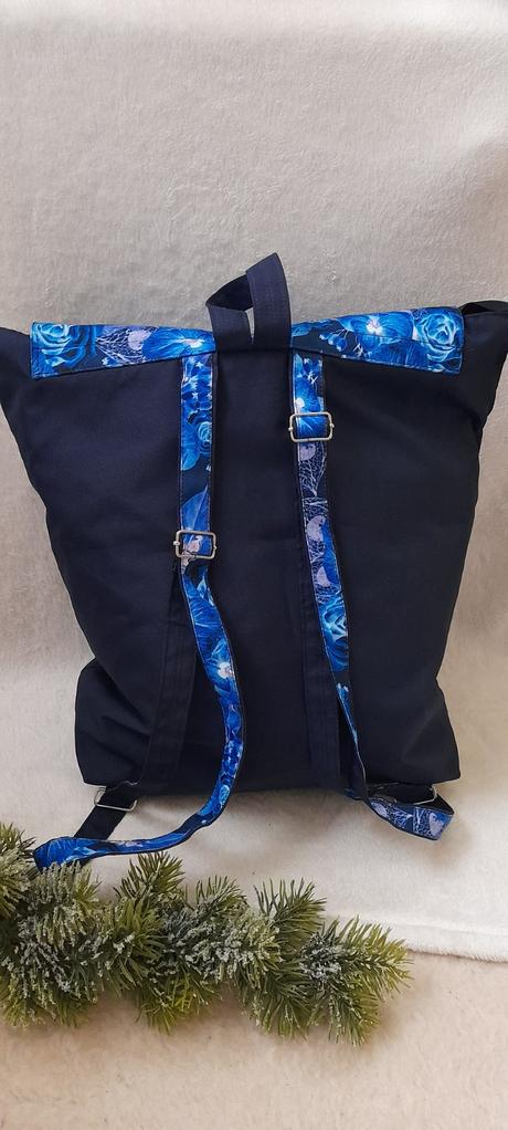 Městský prostorný batoh modré květy,