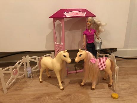 Staj s barbie, 2 kone a doplnky, 