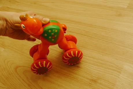 Jezdici a natahovaci zirafa - chrastici, 