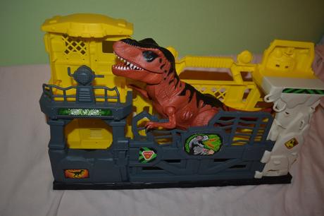 Velký dinosaurus řve a svítí, v ohradě,