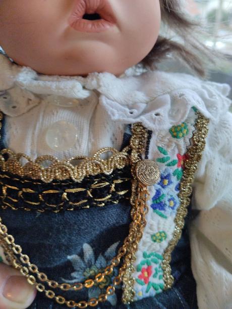 Značená sedící porcelánová panenka,