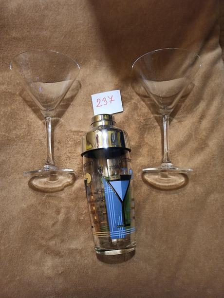 Shaker a dvě sklenice na drink,