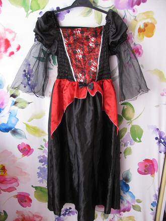 Krásné kostýmové šaty čarodějka,