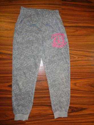 Pěkné šedé vzorované tepláky, 140