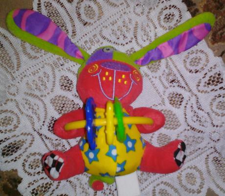 Plyšový pejsek v pestrých barvách,