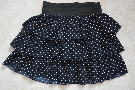 Černá sukýnka s puntíky, 110