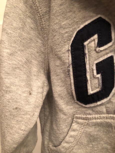 Šedivá mikina s kapucí, 92