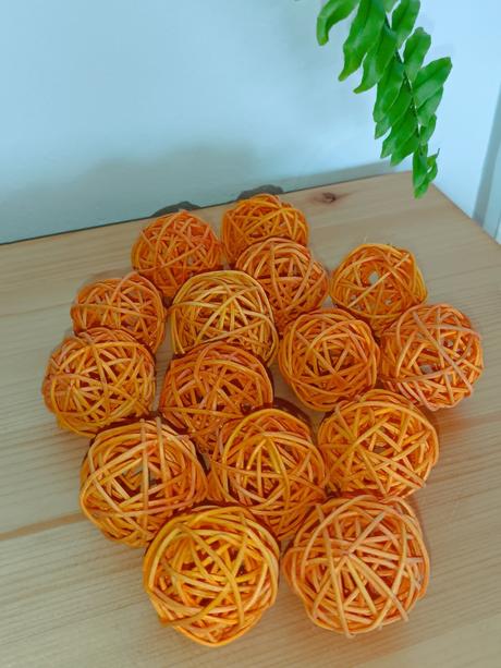 Ratanové kuličky - klubíčka 15 ks světle oranžová,