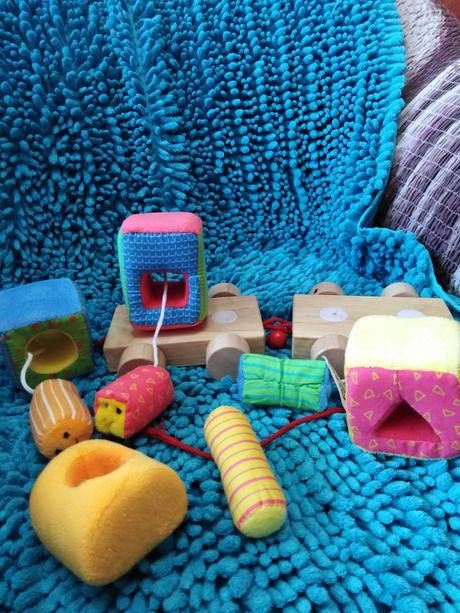 Dřevěná mašinka s plyšovými vagony, 