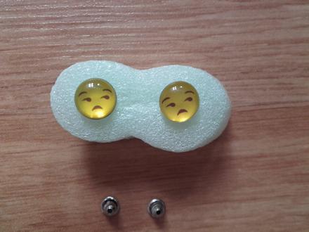Náušnice emotikon otrávený,