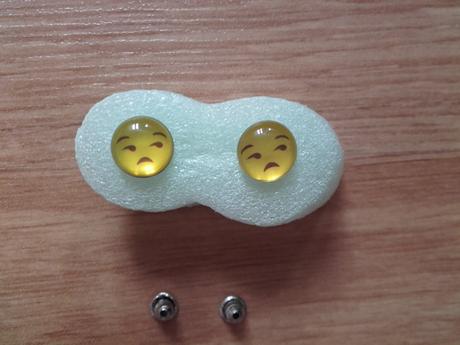 Náušnice emotikon otrávený,