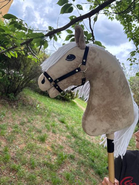 Koník hobby horse blondie s černou ohlávkou,