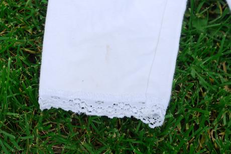 Bile leginy dole s krajeckou, 104