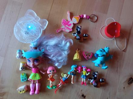 Hromádka hraček pro holčičku,