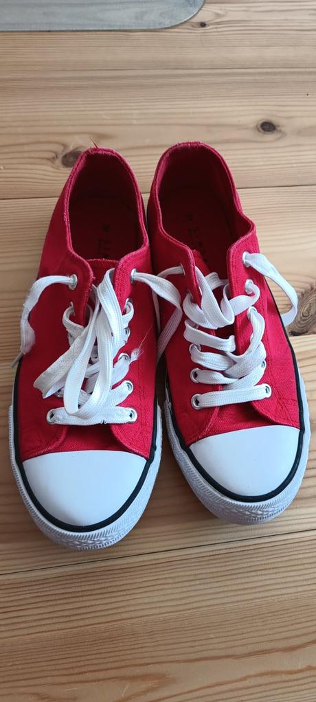 Červené tenisky, 39