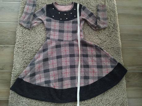 Teplé šaty s perlami, 134