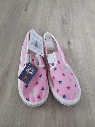 Růžové papuče s cedulkou, 33