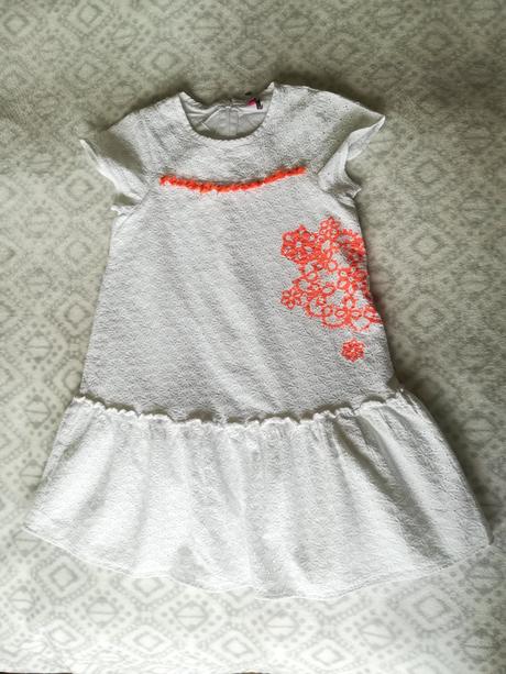 Luxusní krajkové bílé šaty, 128