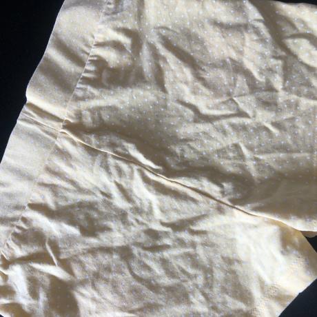 Vel. 110 žluté tenké šortky s puntíkem, 110