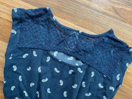 Modré šaty se vzorkem a krajkou, vel 152 nebo i xs, 152