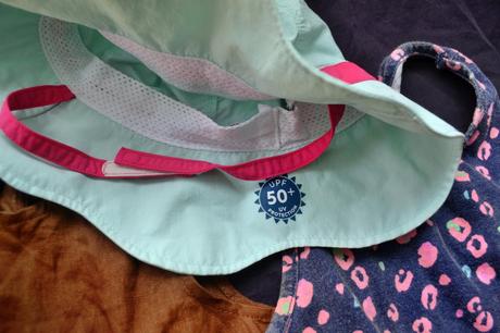 2x šaty v.110/116 + klobouk s uv filtrem, 110