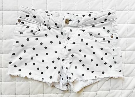 Bílé puntíkované kraťasy, 140