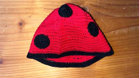 Háčkovaná čepička beruška, <50