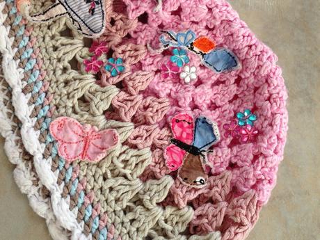 Růžová čepička motýl kytky panenka 1,5r. háčkovaná, 86