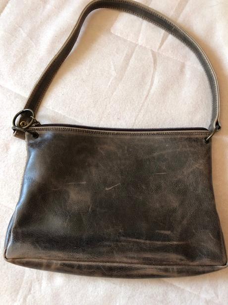 Kabelka sita s kousku ruznych barev,