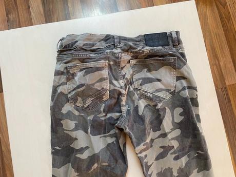 Army maskáče džíny s dírami, spíše menším, vel s,, zara,s