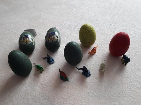 Dětská hračka - dinosauří vejce s dinosaury,