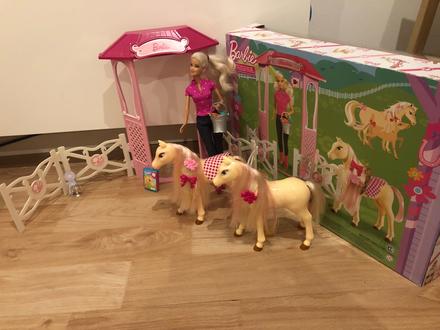 Staj s barbie, 2 kone a doplnky, 