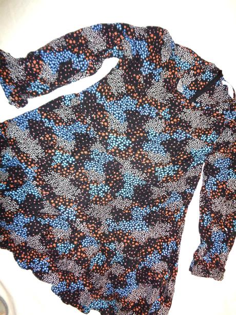 Luxusní volánové šaty s drobnými kytičkami, marks & spencer,128