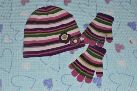 Prouhatá čepice s kytkou a rukavice 110/116, h&m,110