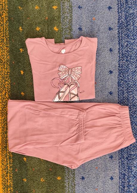 Dívčí pyžamo, takko,146