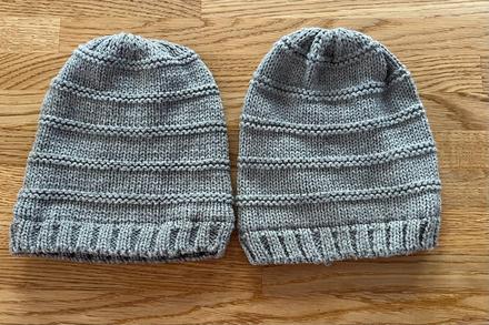 2x čepice & čepička šedo-stříbrná vel. 110/122, 110
