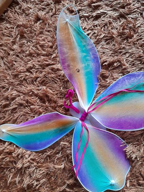 Křídla ii. barevná trochu poničená nošená,